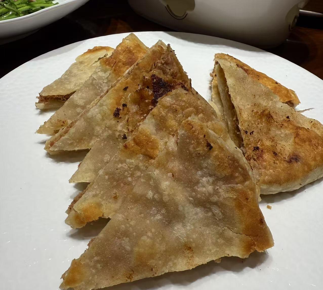 到济南的第一顿饭我带闺女溜达着到了泰和丰
闺女问：“你还挺熟悉。”
哈哈哈，我说