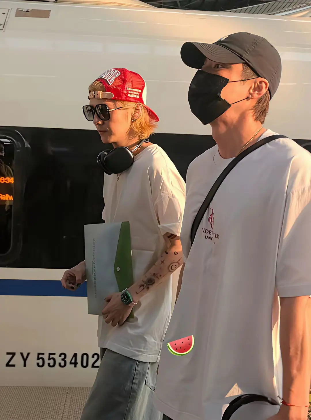 35岁鹿晗在北京被偶遇，他瘦了很多，越来越女性化了，一头黄毛，手上都是纹身，一言