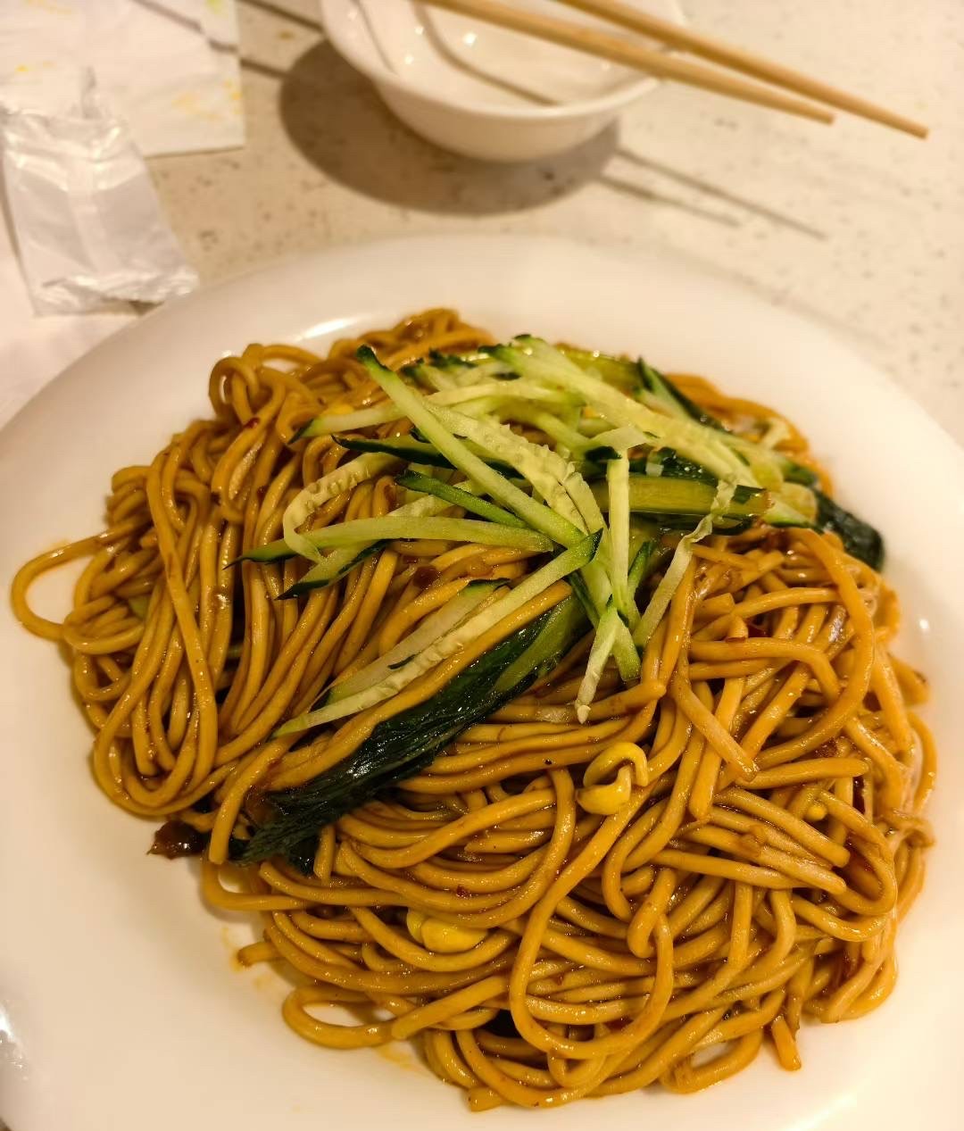 平生第一次来香港，快到中午肚子饿了，找了一个小餐馆坐下，点了一份面条，一问价格5