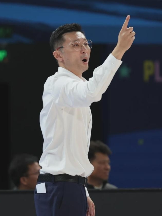 CBA联赛迎来一波主教练下课潮。

同曦队贝西诺维奇下课，王世龙接人，

深圳队