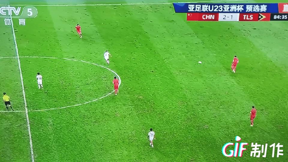 如果我没有看错的话，这个在中场右边路等球失误被断的人，应该是20号李镇全吧，这个