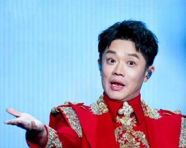 曾毅手表款式引争议