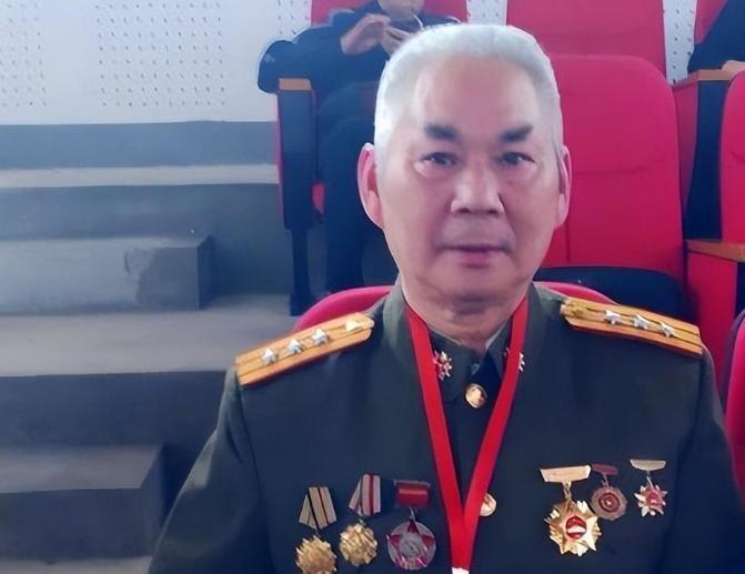 1979年，我军战士巡逻时，意外发现一个手脚溃烂之人，他身上有一支枪和300发子
