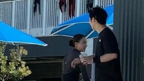 何超莲窦骁澳洲冲浪被偶遇，牵手说笑力破婚变传闻