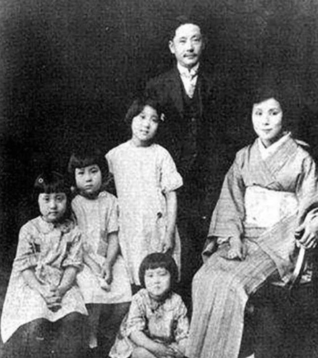 1948年，1名50多岁的日本女子，领着5个孩子，去郭沫若家敲门。郭沫若妻子于立