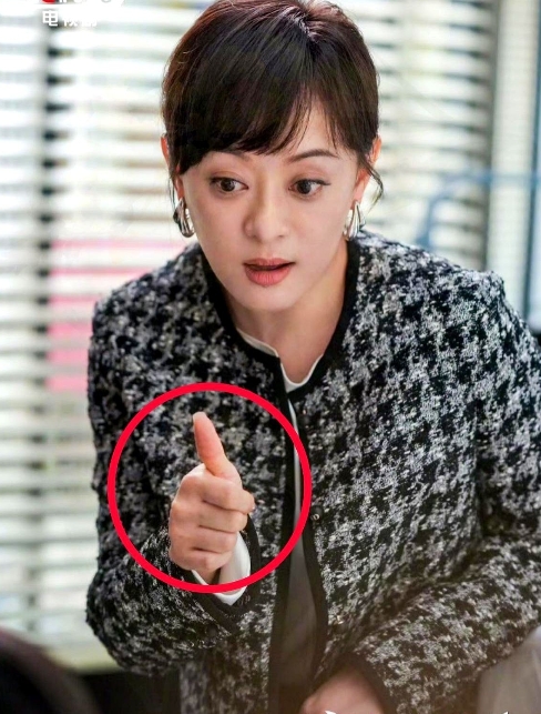 俪人都傻了吧，她没想到她一个土生土长的上海人因在《蛮好的人生》里，她演的胡曼黎一
