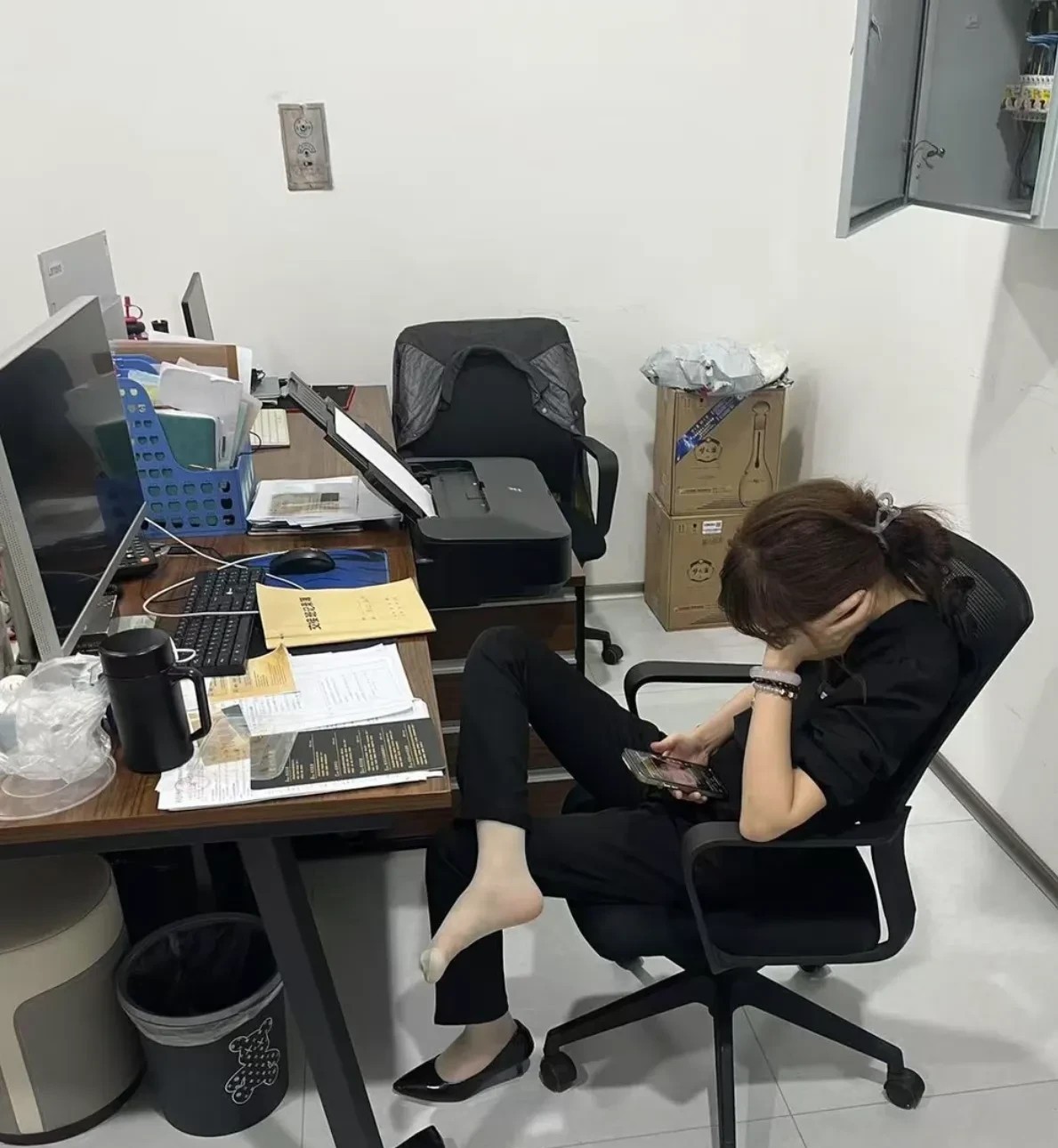 新来的人事天天摸鱼，用不用报告老板？