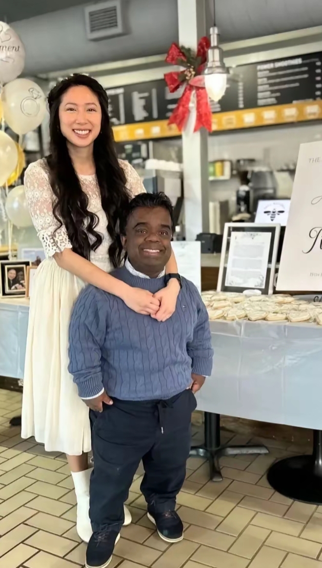 两个人在亲人的见证下结婚了，亚裔美女和老公
外表不是主要的，心灵才是最美的
是心