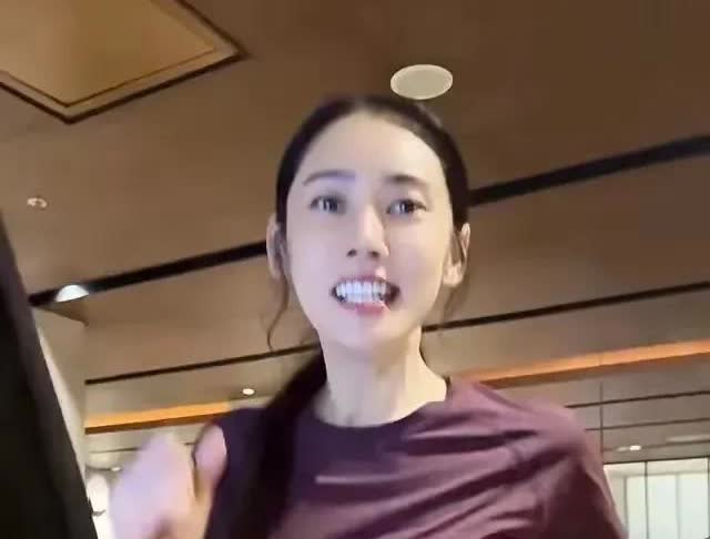 秋瓷炫，大方展露迷人身材，无惧风霜。其完美体态如画中美人，瘦而不柴，美得令人窒息