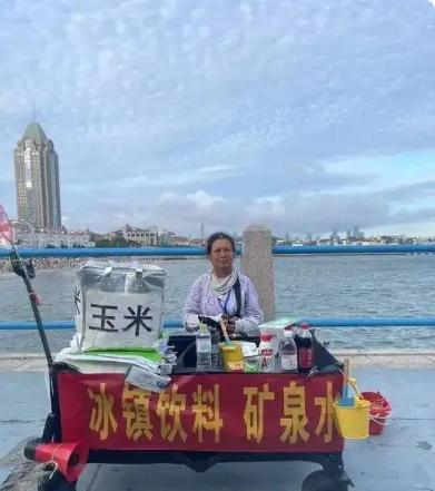 跳海救人的“玉米阿姨”找到了！她叫刘玉荣，摆摊卖玉米收入微薄，被救的女大学生拿着