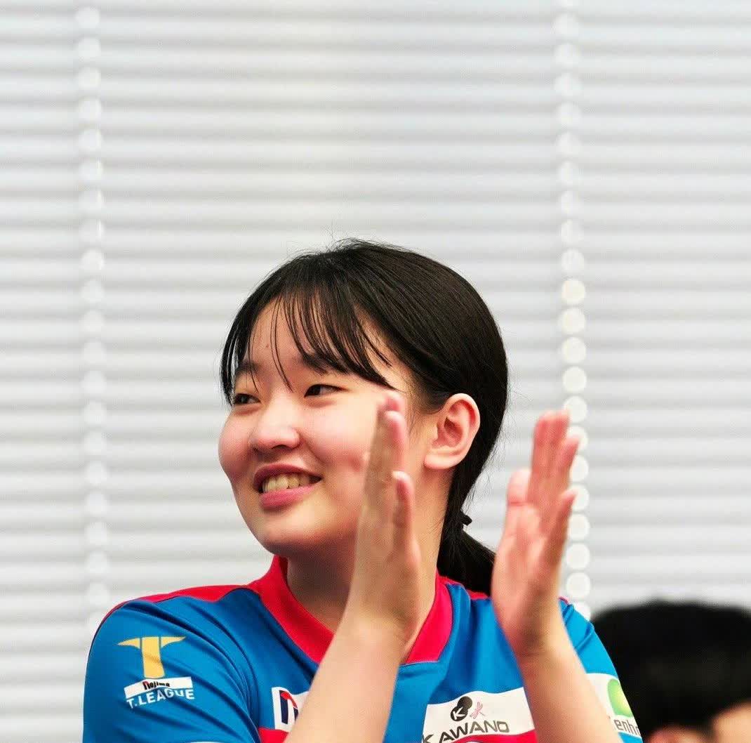 张本美和给木下队友松岛挥空唱生日歌[笑][笑]
松岛今天18岁生日，木下俱乐部