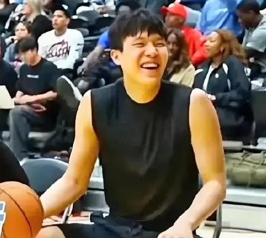 媒体人：杨瀚森被老鹰选中的可能性在加大。
据体育记者老宋的透露，老鹰也将加入到杨