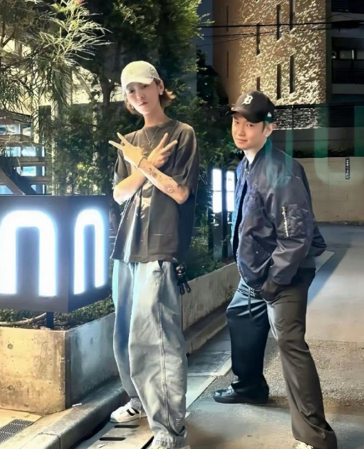 鹿晗真是瘦高瘦高的，旁边这位第一眼看着像彭昱畅，不太敢确定 大家知道是谁吗 ​​