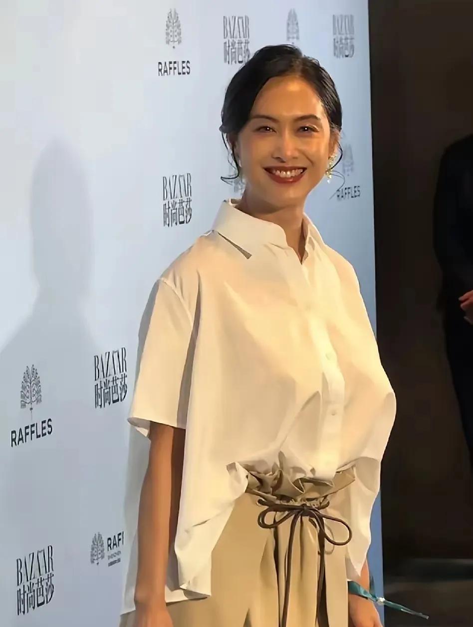不知道是朱茵本身气质问题？还是衣品的问题，感觉这胸都要垂到腰上了。
不得不说，朱