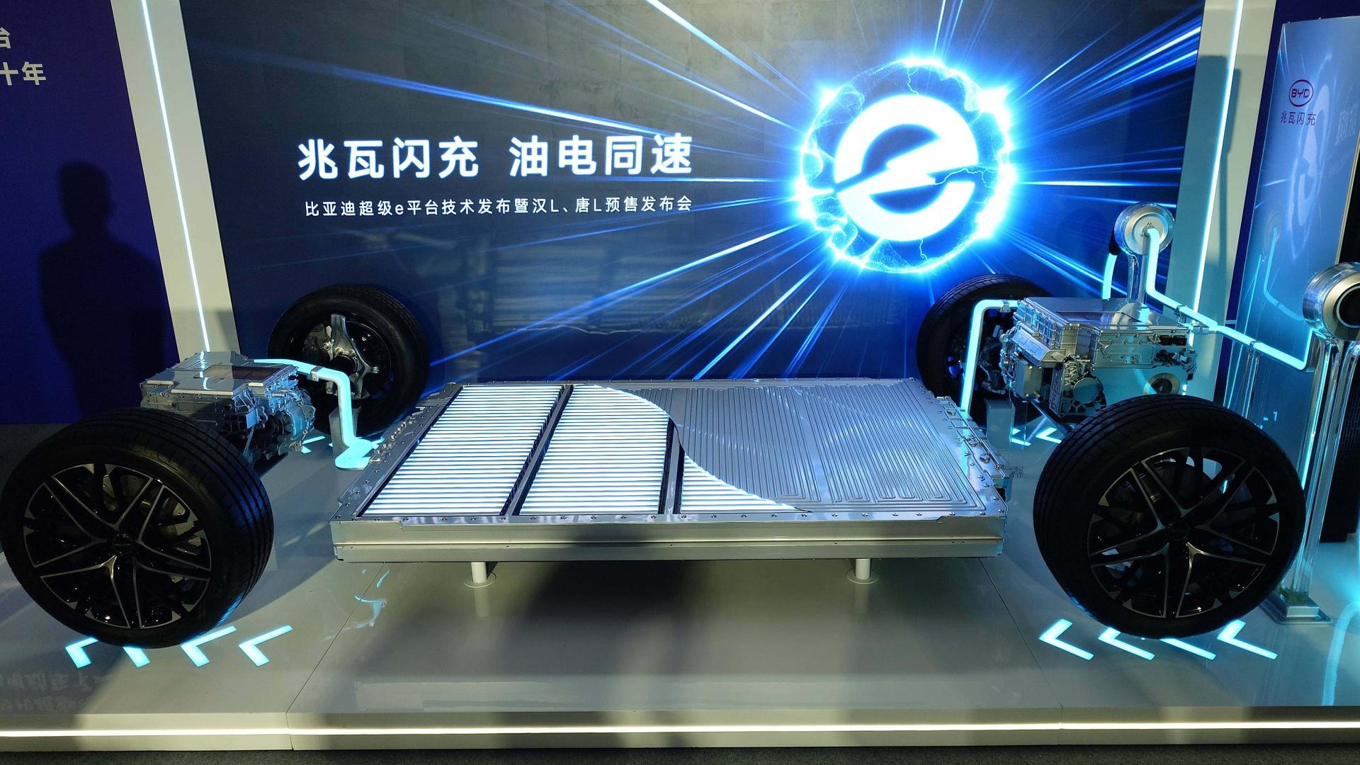 比亚迪闪充电池已量产，5分钟补能400km，还看啥固态电池？