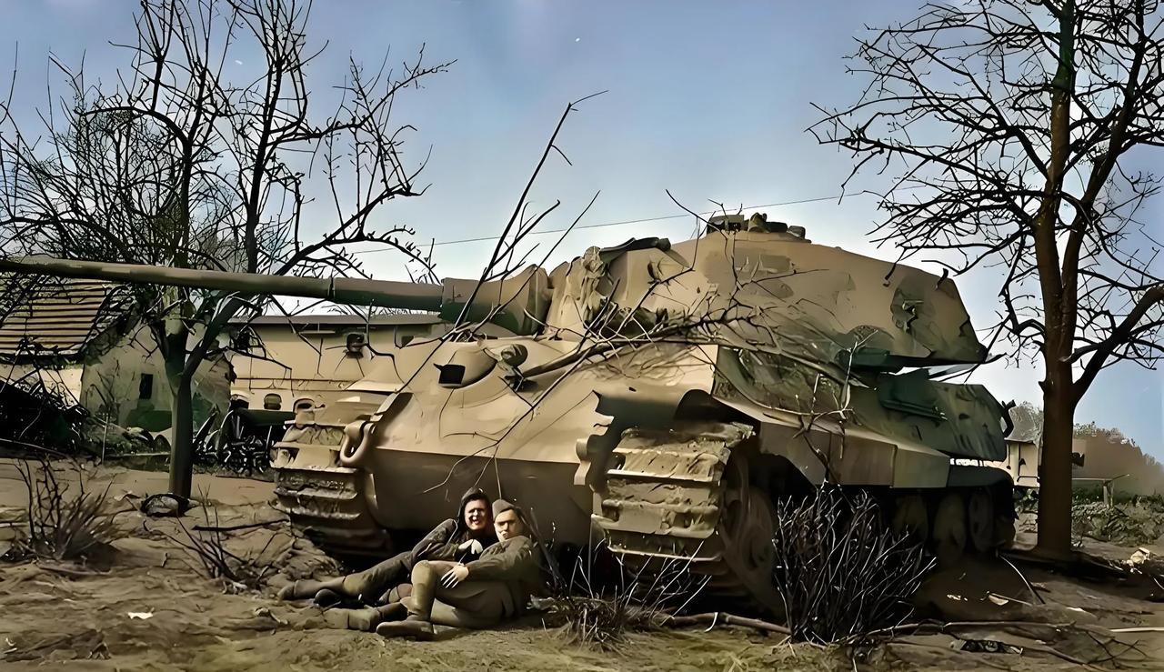 1945年5月8日，柏林战役刚刚落下帷幕，硝烟还未散尽，一名苏军坦克兵荷尔蒙爆棚