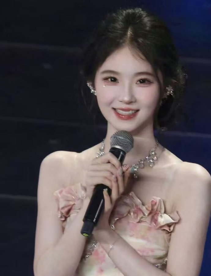 怪不得她是团播天花板呢？卡卡这脸完全女爱豆级别啊