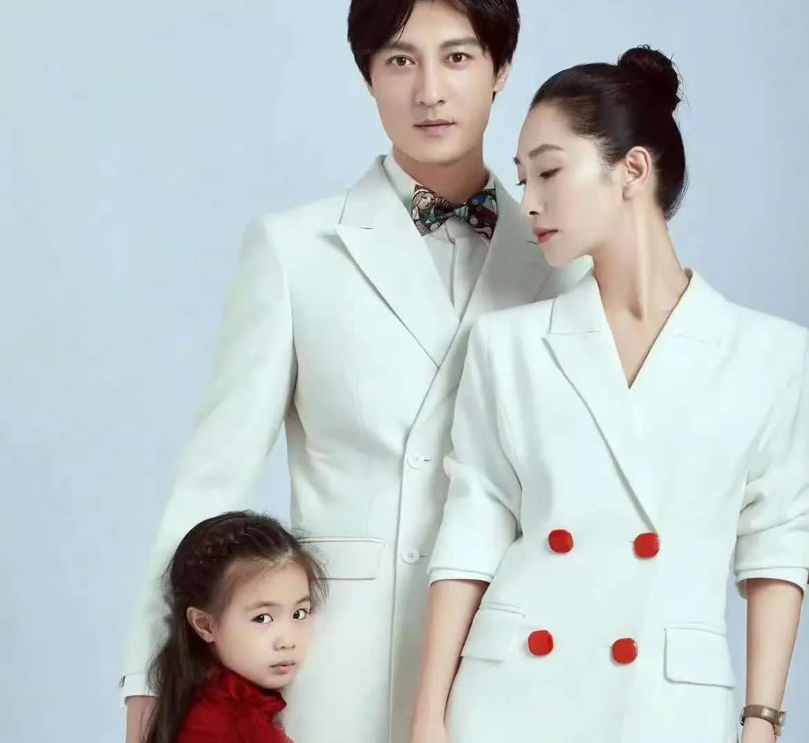 陶昕然离婚了！就是小说及电视剧《后宫·甄嬛传》中的安陵容。
陶昕然因饰演安陵容