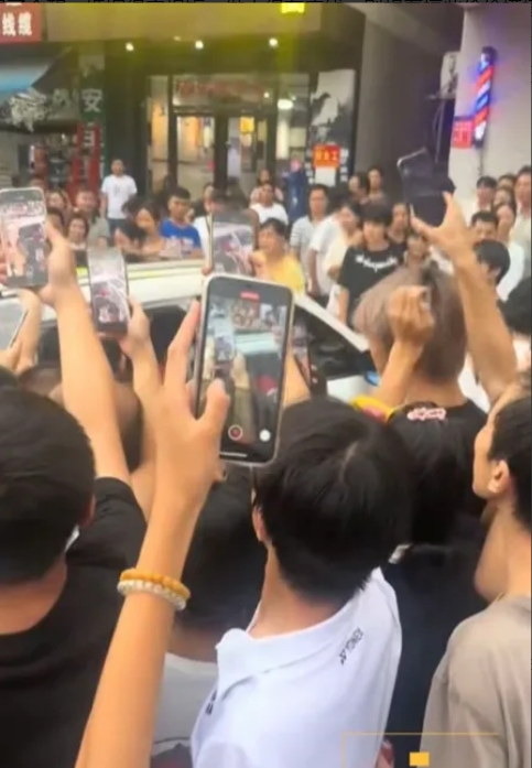 天下乌鸦一般黑！7月20日傍晚，广西南宁西乡塘区一处停车场彻底炸锅!一幕抓奸大戏