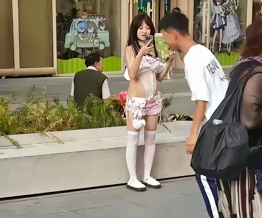 “火到人民日报了！”湖南怀化，女子骑车偶遇一个男生，就试探的问“结婚了吗帅哥”，