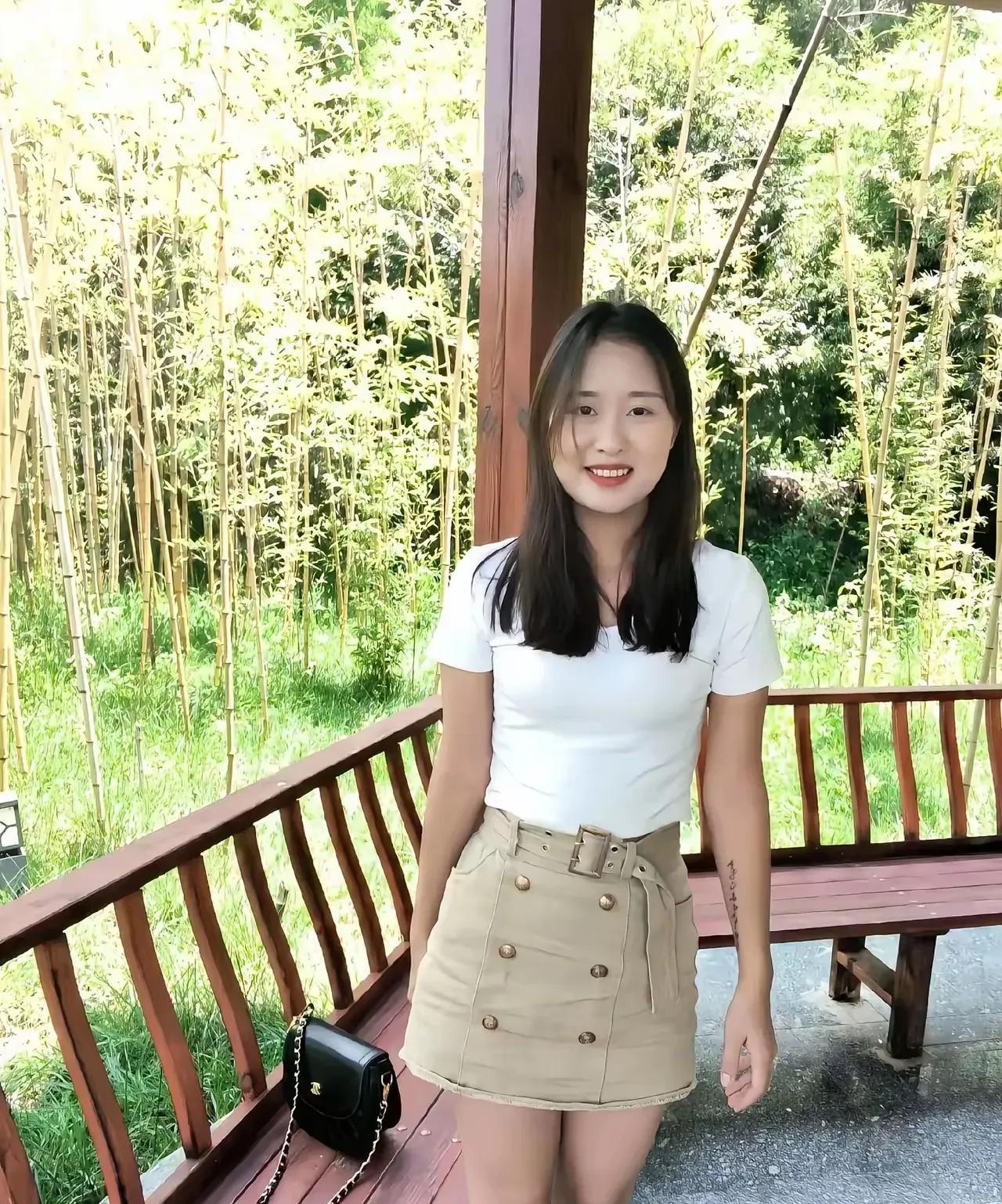 妇女主任在入户核对务工信息
有村民在田里挡鸭子
稻谷收了
这农户就把鸭子放到田里