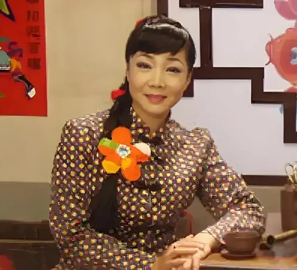 1973年5月14日，吉林长春老盛家添了个爱唱爱跳的丫头，取名叫盛喆。 这姑娘打