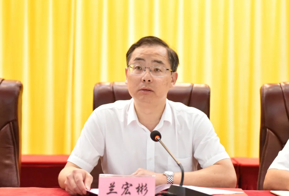 55岁的宜宾市副市长兰宏彬，任上主动投案接受调查。兰宏彬去年6月份开始担任副市长