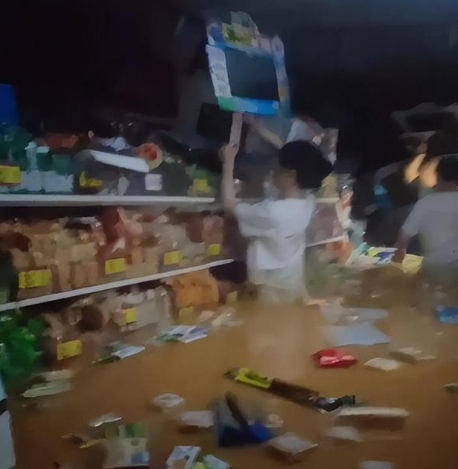 官方回应怀集一超市物资遭哄抢
 
救命！洪水刚退，人祸就来？近日，怀集县遭遇百年