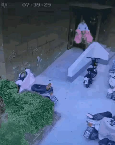 真的是全员恶人啊。
这种无障碍通道，你把电动车停在前面，影响到那些坐轮椅的人出行
