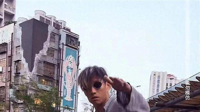 62岁张耀扬风头被抢无戏可拍成退休老人独自吃饭，羡慕深圳乌鸦哥
