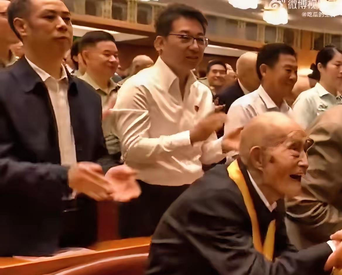 “九三”阅兵还想看，“九三”的晚会还想看。我为抗战同胞的英勇而落泪，我为今天祖国