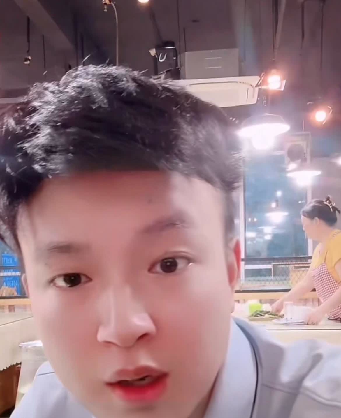 小松秋秋最新情况 小松秋秋还有秋秋的小叔 目前都在成都。小松有焦虑性高血压正在进