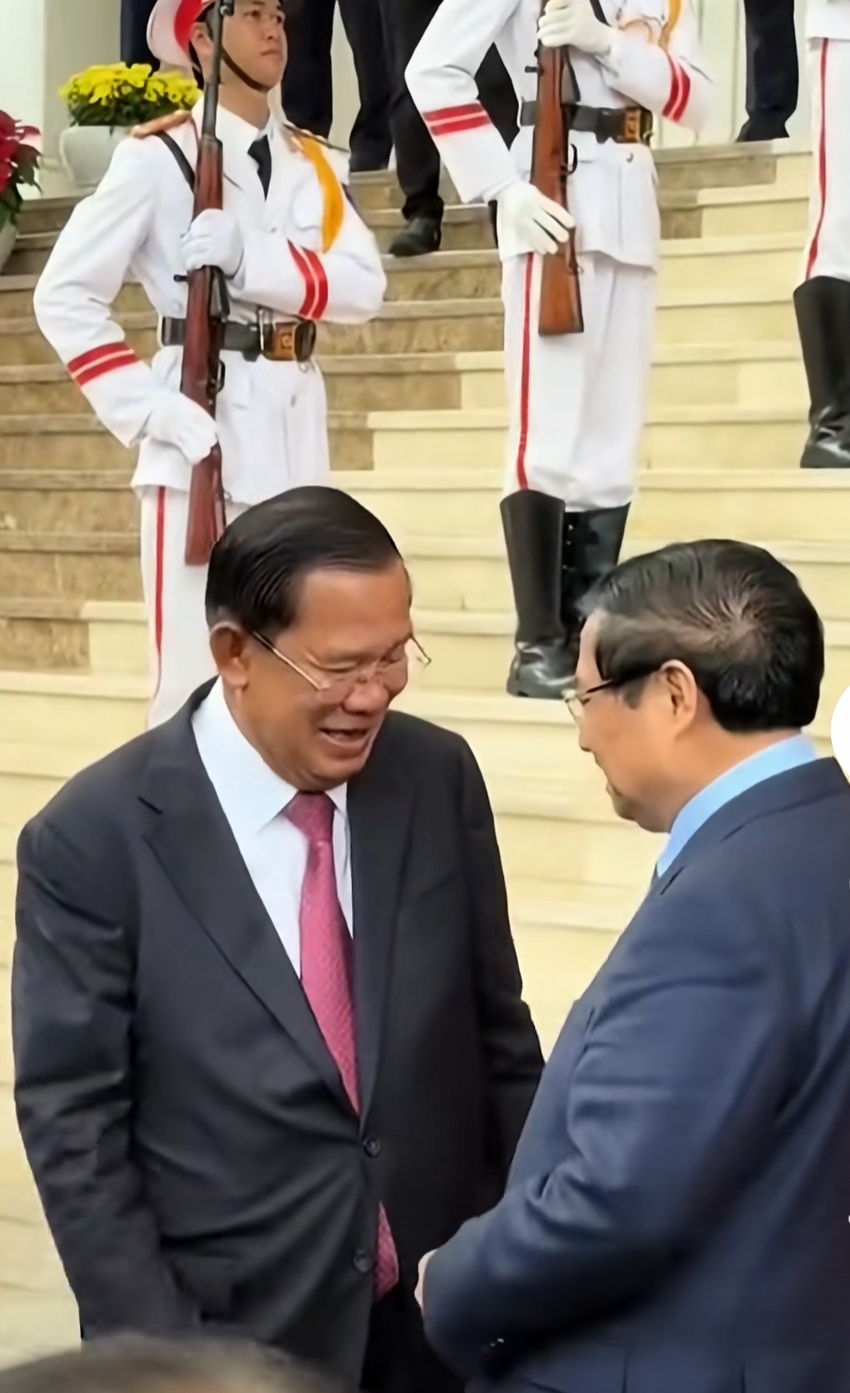 越南果然坐不住啦，开始在他们的边境集结部分武装！
就在泰柬冲突爆发半个月时间，且