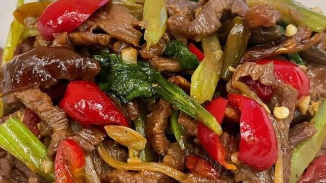 秘制泡椒牛肉丝：川味经典，辣鲜双绝