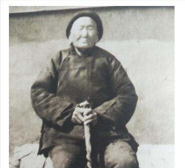 1941年，一位老妇人请“汉奸”侄子吃饭，突然压低声音道“孩子，给我弄300发子