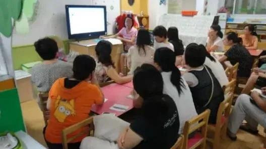 “这是家长会，不是夜总会”，90后妈妈精心打扮，反倒抬不起头来