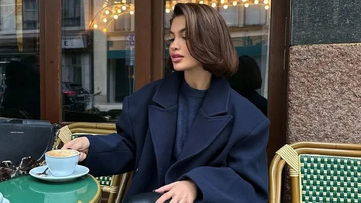 冬日穿藏蓝大衣，把松弛感穿成骨子里的体面