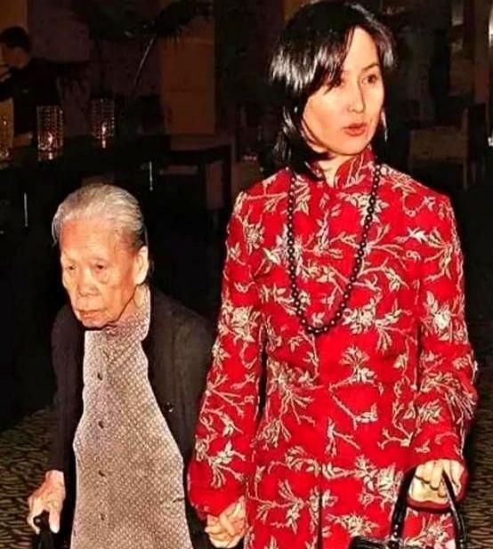 身价百亿的何超琼，身边有10名保镖、4名保姆。
一天，保姆晶姐找到她说，自己的眼