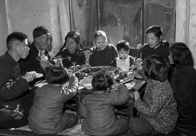 1964年，钱学森回家吃饭，夹起一块红烧肉，突然惊呼：“别吃，拿去化验！”，谁知
