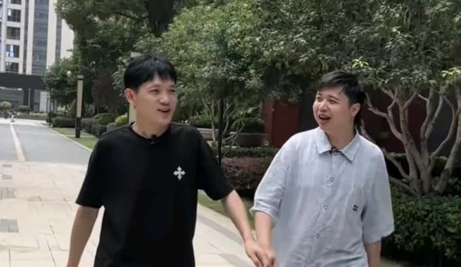 高航和韦籁修车。
韦籁拉上高航一起去给金哥修车里的座椅，高航担心给修坏了，韦籁