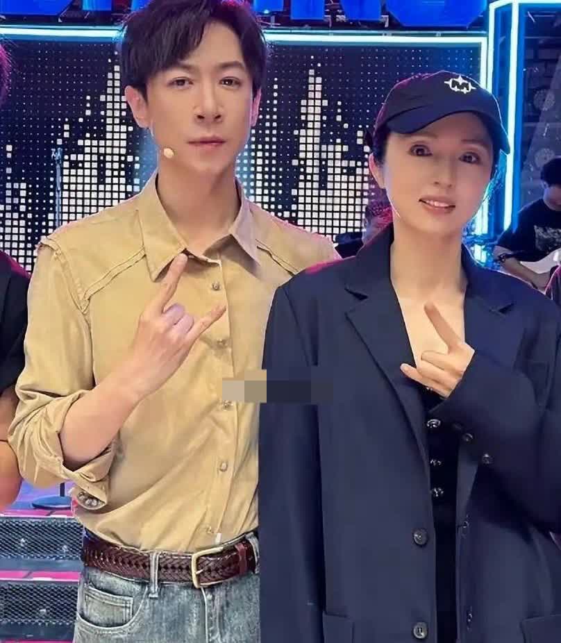 一个坏消息，一个好消息
坏消息是张维依这么多很喜欢董璇
好消息是：张维依居然