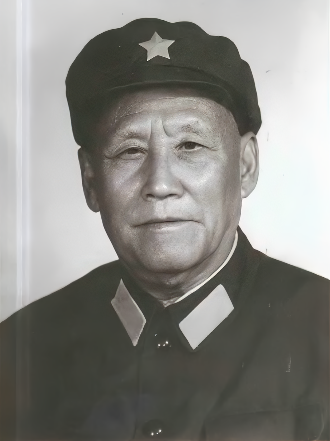 运动兴起的时候，毛主席的老战友老部下何长工也受到冲击。主持军委日常工作的林总在一