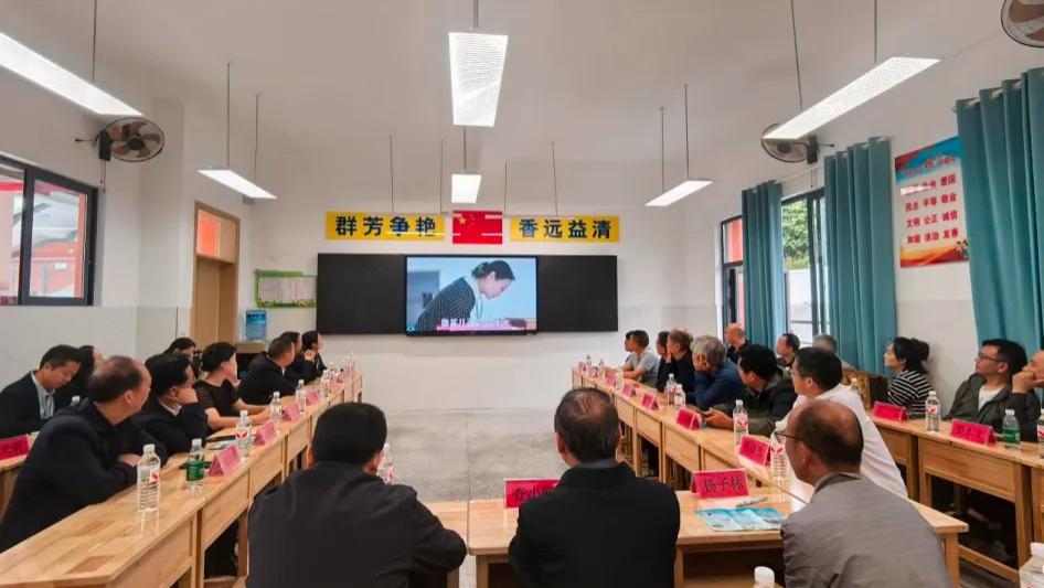 桐梓县花园小学：1538名师生共绘“金色葵海”，以美育实践喜迎国庆