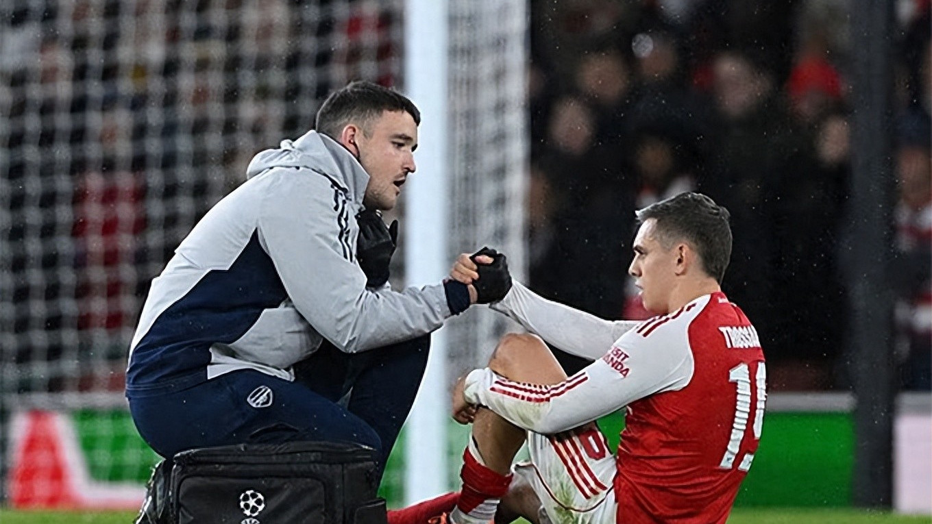 阿森纳赢球却付出惨重代价：特罗萨德伤退，锋线危