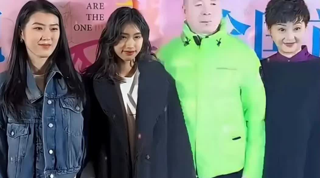冯小刚养女比亲女儿还像他。冯小刚两个女儿大女儿冯思雨是他第一任妻子生的，小女儿徐