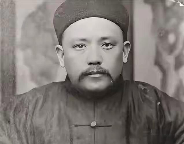 临死前袁世凯把儿子叫到床前：你不要送葬，开枪打死穿红衣服的人。
老袁说这话时，屋