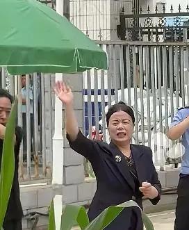 “错换人生28年”案，6月26日在北京昌平区人民法院开庭。
这次是姚策养父母许敏