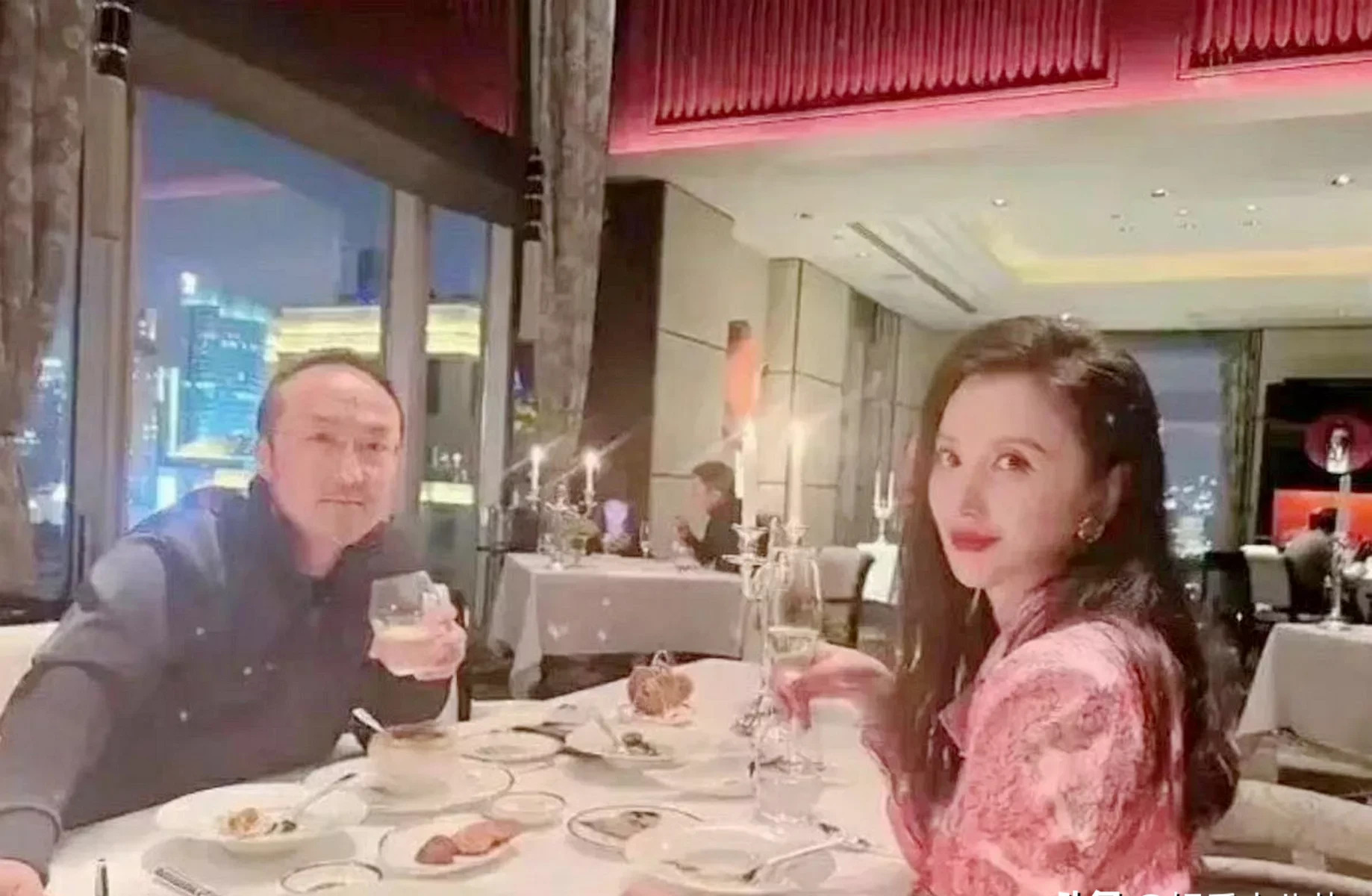 张萌和老公的爱情故事











我滴个乖乖！你敢信？霸道总裁和女明星