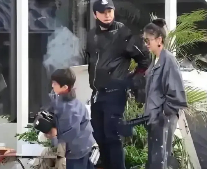 佟丽娅陈思诚离婚四年竟活成娱乐圈模范前任？

昨天有人拍到佟丽娅带9岁儿子探班前