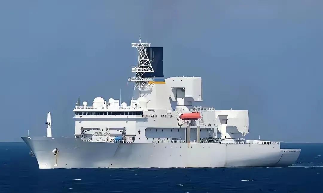 这个美军间谍船虽然地位近似于815系列，但其性能上更侧重于对导弹等飞行目标的测算